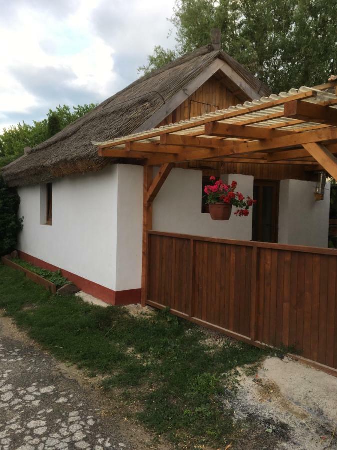 Вилла Balatonkenesei Nadfedeles Lovas Vendeghaz Экстерьер фото